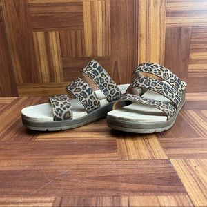Baretraps Womens Braverly Wedge Sandals Size  7M Cheetah Print Slide